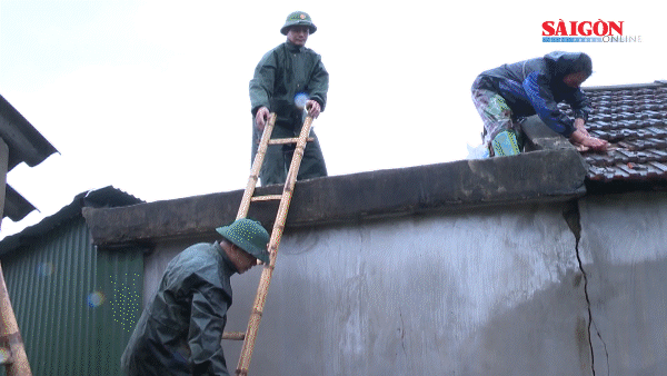 Cán bộ, chiến sĩ giúp dân lợp lại mái nhà sau lốc xoáy