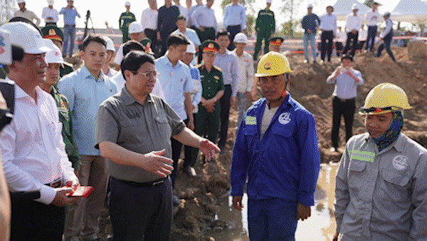 Thủ tướng Phạm Minh Chính kiểm tra tiến độ dự án đường vành đai 3 đoạn qua TPHCM. Ảnh: HOÀNG HÙNG