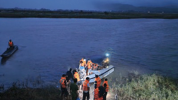 Tin nóng: Tắm sông, 4 học sinh tiểu học đuối nước thương tâm; Máy bay hạ cánh trễ vì chó chạy vào đường băng