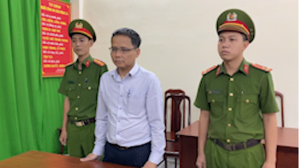 Tin nóng: Bắt Phó Cục Trưởng Cục Đăng kiểm Việt Nam Nguyễn Vũ Hải; 2 vợ chồng làm giả 11 sổ hồng, lừa đảo gần 20 tỷ đồng