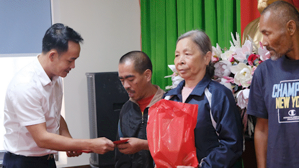 Báo SGGP phối hợp Báo Lâm Đồng trao quà tết 