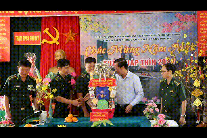 Chủ tịch UBND TPHCM Phan Văn Mãi thăm, chúc tết công nhân không về quê đón tết