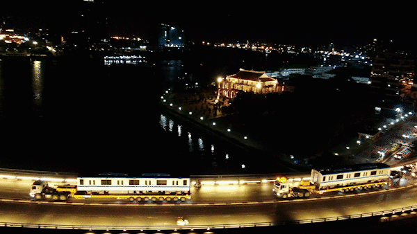 Xuyên đêm vận chuyển 3 toa tàu metro về depot Long Bình