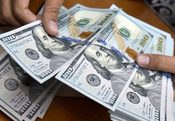 US dollar exchange rate makes record high in Vietnam