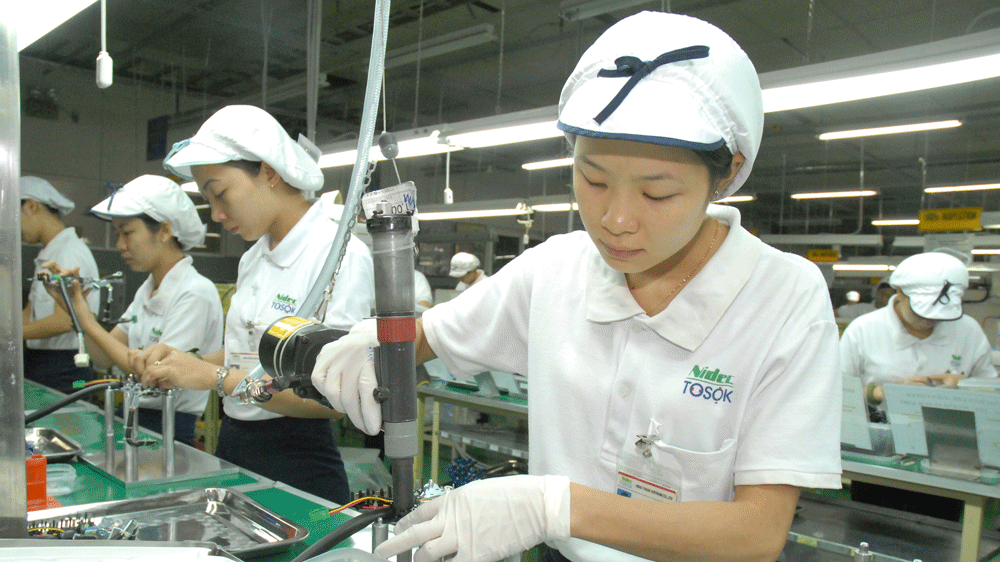Producing electronic components at Nidec Tosok Company in Ho Chi Minh City. (Photo: SGGP)