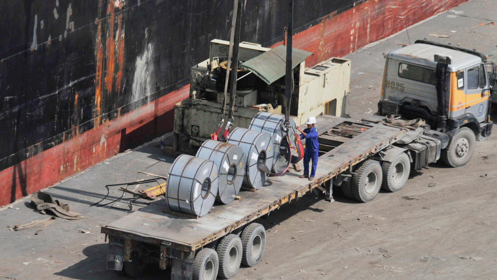 Unloading steel rolls at Vegetable Port in District 7 in Ho Chi Minh City. (Photo: SGGP)
