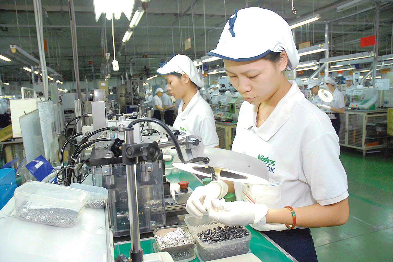 The production of electrical equipment at Nidec Tosok Company in Tan Thuan Export Processing Zone in Ho Chi Minh City. (Photo: SGGP)
