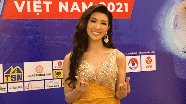 CLIP: Hoa hậu Du lịch Tường Vy đến rất sớm để chúc mừng các cầu thủ tại Gala Quả bóng vàng Việt Nam 2021