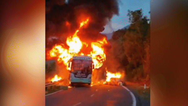 Đang lưu thông xe khách bất ngờ bốc cháy, hơn 40 hành khách may mắn thoát nạn