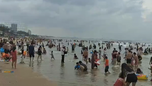 Hàng nghìn du khách chen chân tắm biển Vũng Tàu ngày cuối tuần