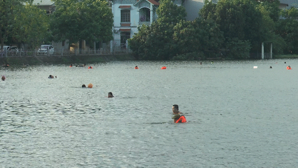 Nắng nóng, người dân Hà Nội đổ xô ra hồ tắm giải nhiệt 
