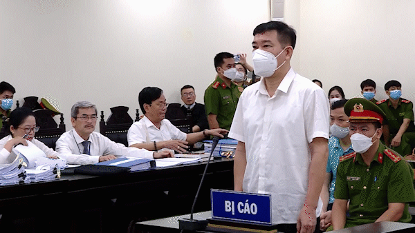 Cựu đại tá Phùng Anh Lê hầu tòa với cáo buộc nhận hối lộ sau khi hồ sơ vụ án được lật lại