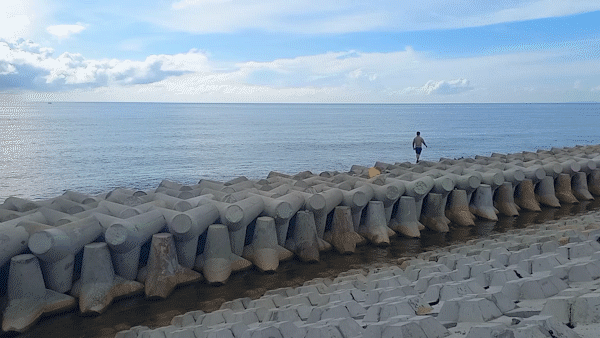 Khẩn trương hoàn thành kè chống sạt lở bờ biển 85 tỷ trước mưa bão