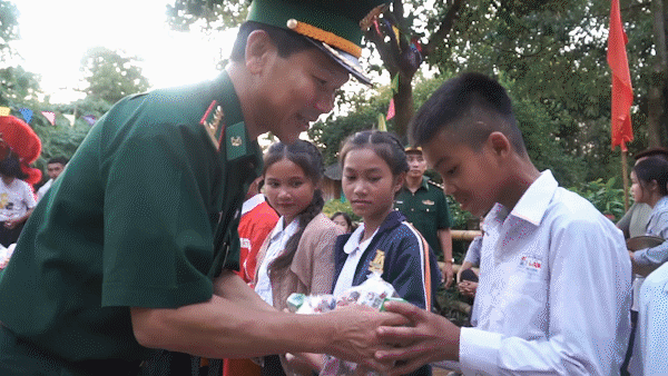 Mang trung thu đến gần 800 trẻ em sống ở khu vực biên giới Việt Nam - Lào
