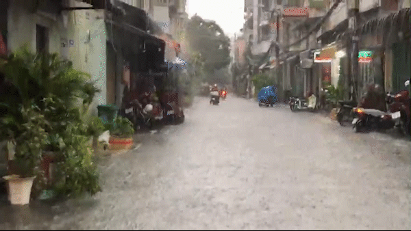 Nhiều tuyến đường ngập nặng trong cơn mưa lớn chiều nay ở TPHCM