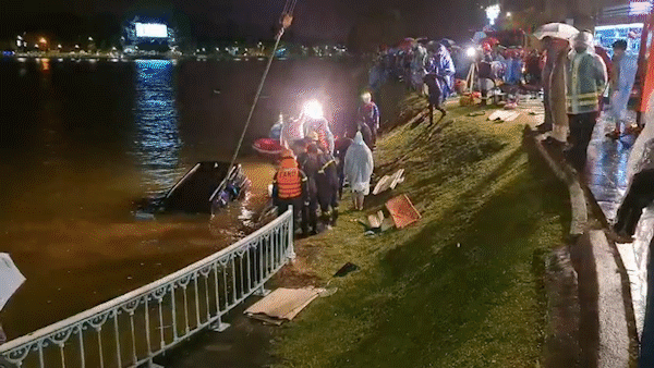 Xe ô tô lao xuống hồ Xuân Hương trong đêm, 2 du khách mắc kẹt tử vong