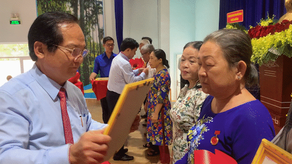 Trao huy hiệu Đảng cho 57 đảng viên cao tuổi Đảng ở huyện Hóc Môn