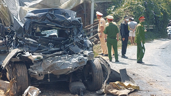 Nhiều ô tô hư hỏng sau vụ tai nạn liên hoàn trên đèo Mimosa