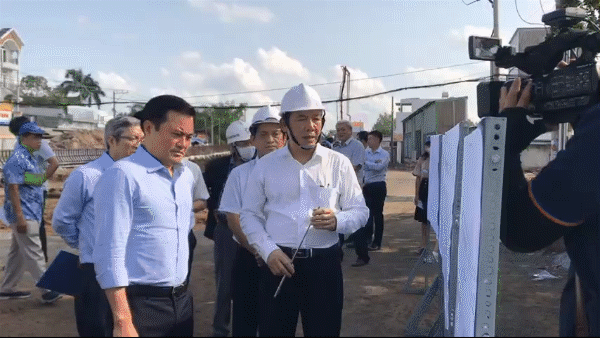Phó Chủ tịch UBND TPHCM Bùi Xuân Cường phê bình dự án cầu Long Kiểng chậm tiến độ