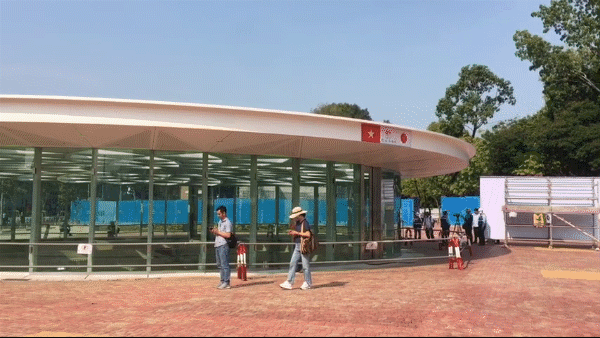 Người dân, du khách có thể tham quan nhà ga metro Bến Thành, giếng trời hình hoa sen khổng lồ