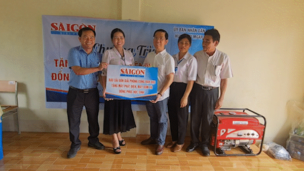 Báo SGGP tặng máy phát điện, máy bơm và đồng phục cho học sinh vùng cao