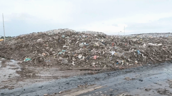Quá tải tại bãi rác An Hiệp, rác thải tiếp tục tràn ra vỉa hè, công viên