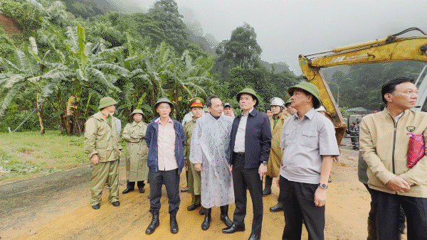 Phó Thủ tướng Trần Lưu Quang trực tiếp xuống hiện trường chỉ đạo khắc phục sự cố sạt lở trên đèo Bảo Lộc
