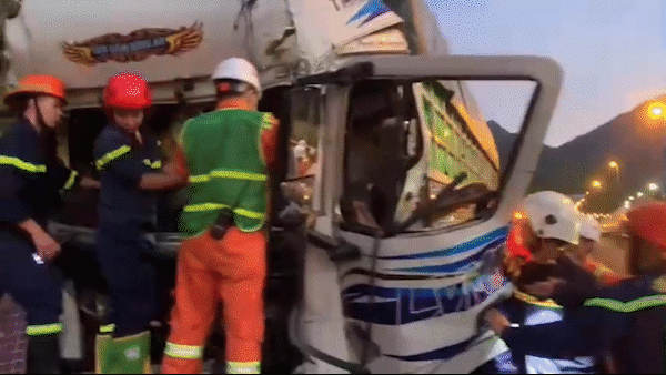 Cứu tài xế bị mắc kẹt trong cabin sau tai nạn giao thông trên đường dẫn vào hầm Hải Vân