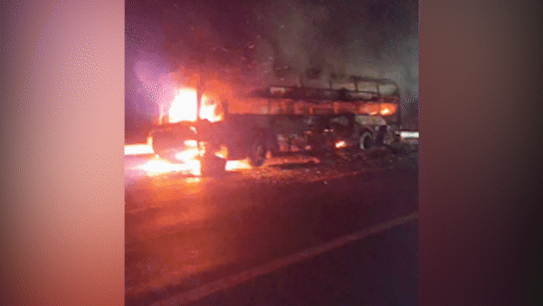Xe khách giường nằm chở 26 hành khách bốc cháy dữ dội trên cao tốc La Sơn – Túy Loan