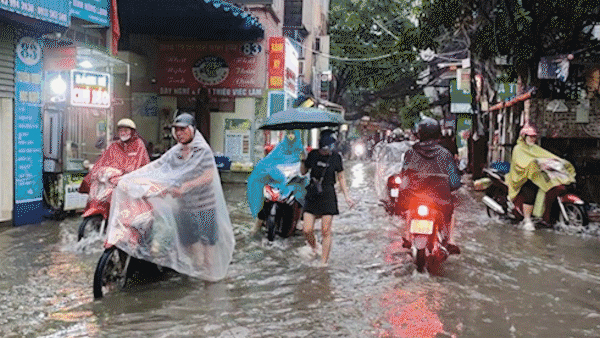 Tin nóng: Xe khách giường nằm cháy ngùn ngụt trên cao tốc Phan Thiết - Dầu Giây; Nhiều tuyến đường ở Hà Nội bị ngập do mưa lớn