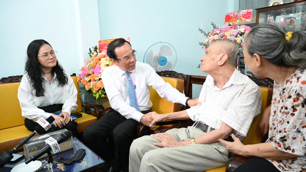 Bí thư Thành ủy TPHCM Nguyễn Văn Nên thăm nhà giáo và gia đình nhà giáo tiêu biểu