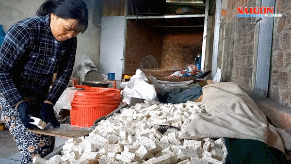 Mộc mạc với nghề truyền thống đóng bánh nổ Quảng Ngãi thủ công