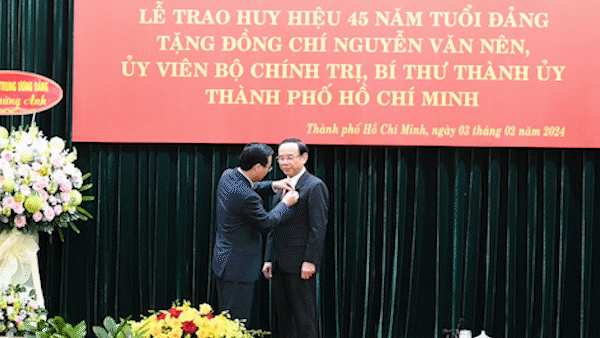 Chủ tịch nước trao Huy hiệu 45 năm tuổi Đảng đến đồng chí Nguyễn Văn Nên