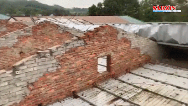Mưa lớn, lốc xoáy mạnh khiến nhiều nhà dân, trường học bị thiệt hại nặng ở Hà Tĩnh