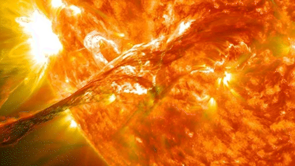 Bão Mặt Trời mạnh nhất hơn hai thập kỷ đã tấn công Trái Đất trong ngày 10-5. Ảnh: NASA