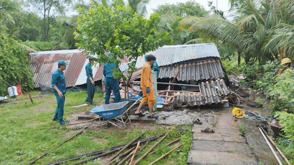 Dông lốc làm sập hàng loạt căn nhà ở Cà Mau, Bạc Liêu