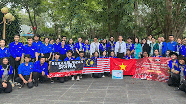 Lãnh đạo TPHCM thăm động viên chiến sĩ tình nguyện Mùa hè xanh, tình nguyện viên quốc tế Malaysia