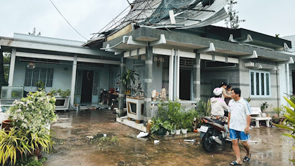 Một trận mưa lớn kèm lốc xoáy đã làm tốc mái nhiều căn nhà tại huyện Chợ Lách, tỉnh Bến Tre