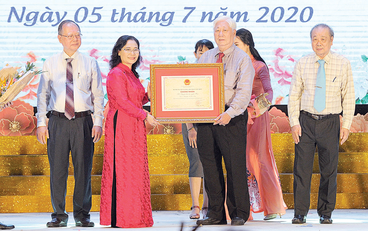 Chairwoman of HCMC People's Council Nguyen Thi Le presents the certificate of recognizing national intangible cultural heritage of Tet Nguyen Tieu (Nguyen Tieu festival) to representatives of the Chinese-Vietnamese community in HCMC. (Photo: SGGP)