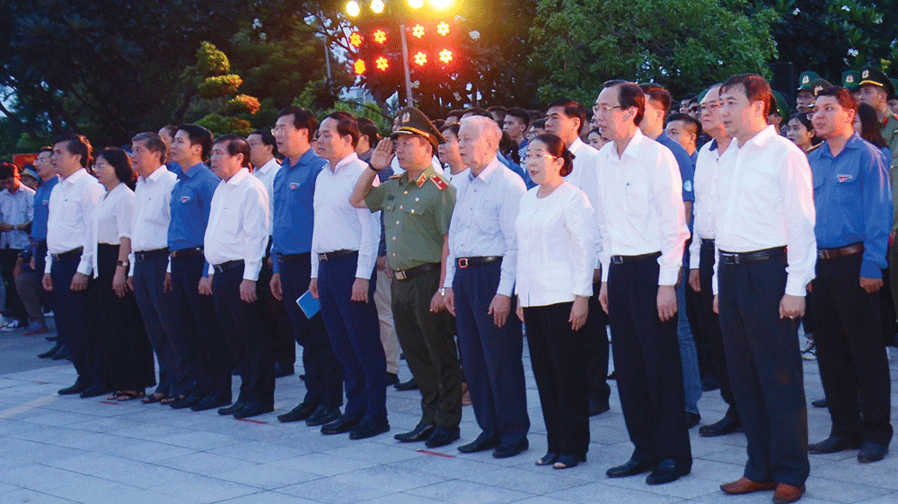 HCMC’s leaders join candle lighting ceremony in commemoration of heroic martyrs