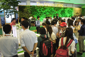 Khách hàng tham quan gian hàng Hưng Thịnh. Khách hàng tham quan gian hàng Hưng Thịnh.