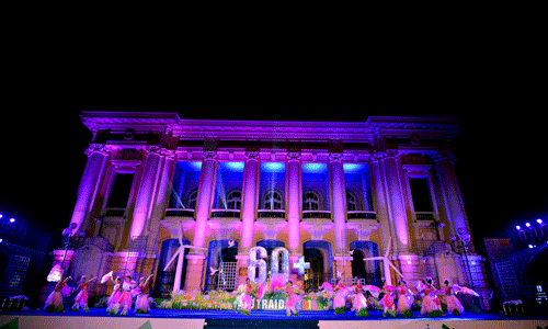 Một tiết mục văn nghệ kêu gọi mọi người bảo vệ môi trường trước giờ tắt điện.