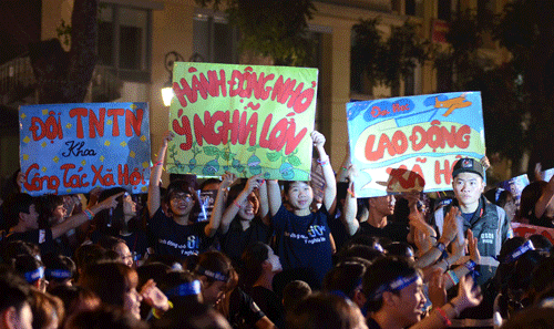 Các bạn trẻ hô vang trong thông điệp tiết kiệm điện, bảo vệ môi trường.