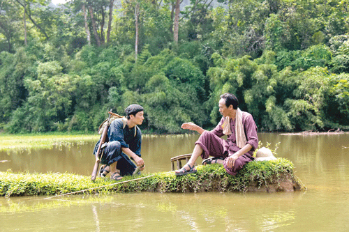NSND Bùi Bài Bình vào vai Bác Hồ trong phim "Nhà tiên tri". NSND Bùi Bài Bình vào vai Bác Hồ trong phim "Nhà tiên tri".