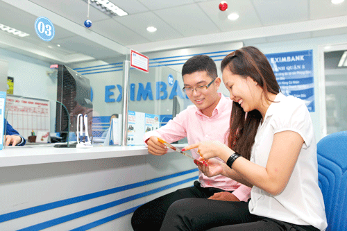Khách hàng tìm hiểu thông tin tại Eximbank. Ảnh: LONG THANH Khách hàng tìm hiểu thông tin tại Eximbank. Ảnh: LONG THANH