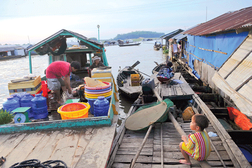Làng bè như một thành phố nổi trên sông. Làng bè mùa nước lớn. Cá điêu hồng cùng với cá lăng, cá lóc được chủ bè La Ngà chọn nuôi nhiều nhất. Ngoài các bè nuôi cá, sông La Ngà còn là nơi sinh sống của nhiều người làm nghề chài lưới, buông chà đợi cá trên sông. Ngày cân cá cho thương lái thật nhộn nhịp. Thành quả của cả mùa cá trông vào ngày này. Bè cá quây bằng lưới sâu chừng 3-5m, rộng hẹp tùy sức nuôi của chủ. Cá được chuyển lên xe tải đưa đến các chợ đầu mối. Niềm vui của hộ dân khi gắn anten parabol xem tivi. Bữa cơm của một hộ trên bè cá. Âu lo lớn nhất của chủ bè cá là tương lai của những đứa trẻ được sinh trên bè này. Làng bè như một thành phố nổi trên sông. Làng bè mùa nước lớn. Cá điêu hồng cùng với cá lăng, cá lóc được chủ bè La Ngà chọn nuôi nhiều nhất. Ngoài các bè nuôi cá, sông La Ngà còn là nơi sinh sống của nhiều người làm nghề chài lưới, buông chà đợi cá trên sông. Ngày cân cá cho thương lái thật nhộn nhịp. Thành quả của cả mùa cá trông vào ngày này. Bè cá quây bằng lưới sâu chừng 3-5m, rộng hẹp tùy sức nuôi của chủ. Cá được chuyển lên xe tải đưa đến các chợ đầu mối. Niềm vui của hộ dân khi gắn anten parabol xem tivi. Bữa cơm của một hộ trên bè cá. Âu lo lớn nhất của chủ bè cá là tương lai của những đứa trẻ được sinh trên bè này.