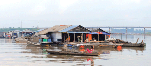 Làng bè như một thành phố nổi trên sông. Làng bè mùa nước lớn. Cá điêu hồng cùng với cá lăng, cá lóc được chủ bè La Ngà chọn nuôi nhiều nhất. Ngoài các bè nuôi cá, sông La Ngà còn là nơi sinh sống của nhiều người làm nghề chài lưới, buông chà đợi cá trên sông. Ngày cân cá cho thương lái thật nhộn nhịp. Thành quả của cả mùa cá trông vào ngày này. Bè cá quây bằng lưới sâu chừng 3-5m, rộng hẹp tùy sức nuôi của chủ. Cá được chuyển lên xe tải đưa đến các chợ đầu mối. Niềm vui của hộ dân khi gắn anten parabol xem tivi. Bữa cơm của một hộ trên bè cá. Âu lo lớn nhất của chủ bè cá là tương lai của những đứa trẻ được sinh trên bè này. Làng bè như một thành phố nổi trên sông. Làng bè mùa nước lớn. Cá điêu hồng cùng với cá lăng, cá lóc được chủ bè La Ngà chọn nuôi nhiều nhất. Ngoài các bè nuôi cá, sông La Ngà còn là nơi sinh sống của nhiều người làm nghề chài lưới, buông chà đợi cá trên sông. Ngày cân cá cho thương lái thật nhộn nhịp. Thành quả của cả mùa cá trông vào ngày này. Bè cá quây bằng lưới sâu chừng 3-5m, rộng hẹp tùy sức nuôi của chủ. Cá được chuyển lên xe tải đưa đến các chợ đầu mối. Niềm vui của hộ dân khi gắn anten parabol xem tivi. Bữa cơm của một hộ trên bè cá. Âu lo lớn nhất của chủ bè cá là tương lai của những đứa trẻ được sinh trên bè này.