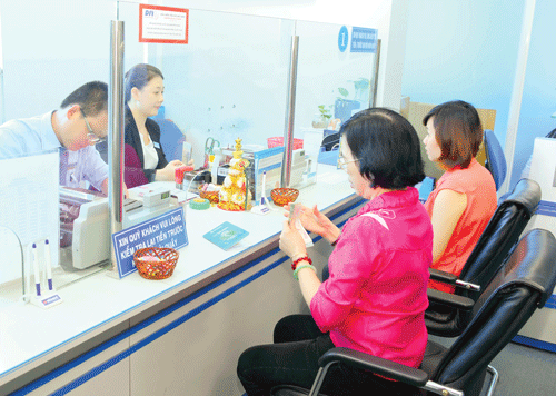 Khách hàng giao dịch tại Eximbank. Ảnh: LONG THANH