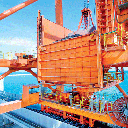 Kiểm tra ống phân ly than. Các kỹ sư EVN điều hành phòng điều khiển trung tâm. Công nhân lắp ráp tuabin tổ máy số 2. Thi công ống phân ly than. Kiểm tra vận hành khu trục bốc dỡ than. Mái che khu tập kết than. Lắp ráp máy nghiền than. Nhà máy Nhiệt điện Vĩnh Tân 2 với hệ thống máy móc hiện đại. Công nhân vào ca buổi sớm.