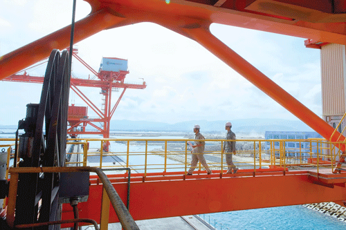 Kiểm tra ống phân ly than. Các kỹ sư EVN điều hành phòng điều khiển trung tâm. Công nhân lắp ráp tuabin tổ máy số 2. Thi công ống phân ly than. Kiểm tra vận hành khu trục bốc dỡ than. Mái che khu tập kết than. Lắp ráp máy nghiền than. Nhà máy Nhiệt điện Vĩnh Tân 2 với hệ thống máy móc hiện đại. Công nhân vào ca buổi sớm.